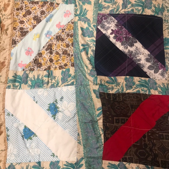 QUILT, COLORFUL, Patchwork VINTAGE FABRIC. 68”x88 looks better in Person. 🔎❤️👀 - Picture 8 of 16